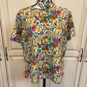 Kate Hill Size 1X Pink, Yellow, and Orange Floral Crew Neck Short Sleeve Shirt